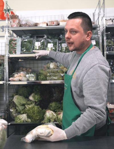 Steven Czop, sonst im Bürgerhaus Wolfgang im Einsatz, hilft bei der Lebensmittelausgabe der Hanauer Tafel aus.